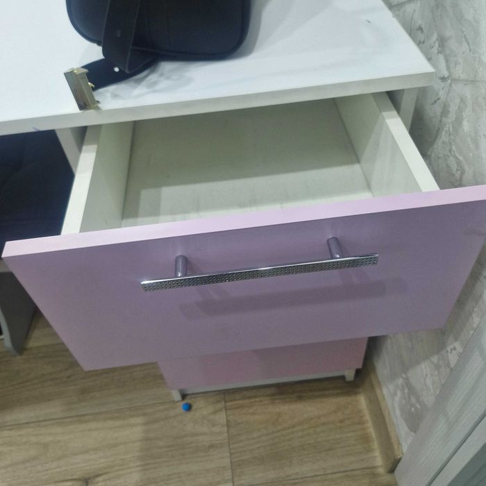 Продам письменный стол для девочки