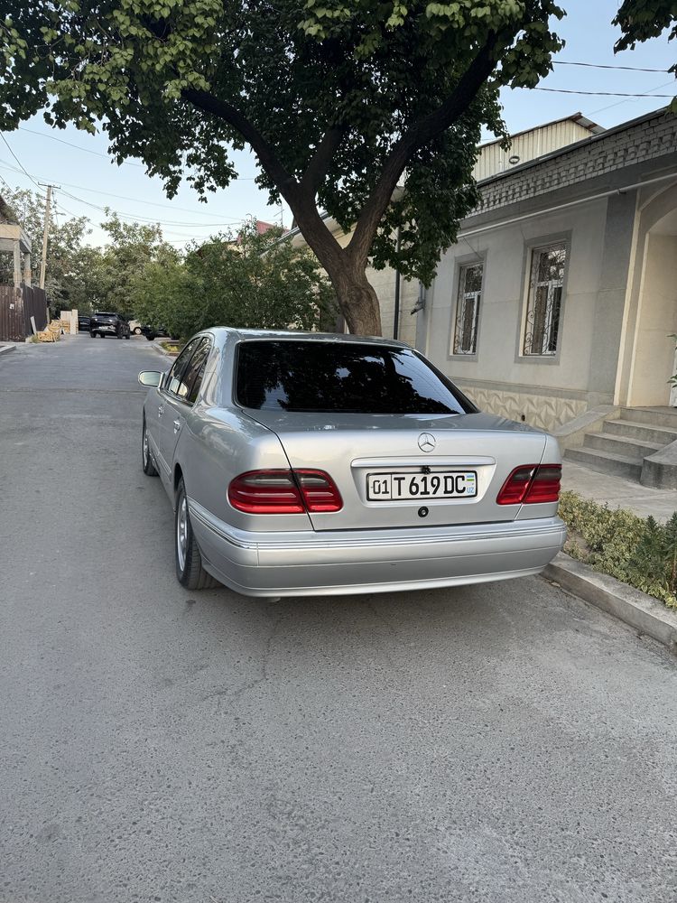 Mercedes Benz E200