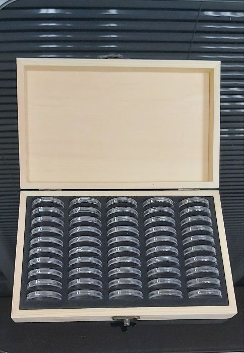 Кутия дървена за съхранение на монети.