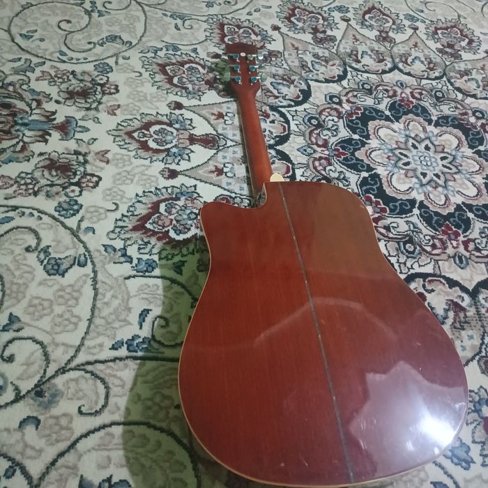 Gitara yangidek deyarli ishlatilmagan