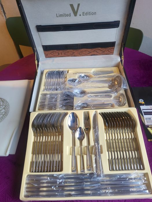 Продавам комплект прибори за  хранене с позлатени елементи