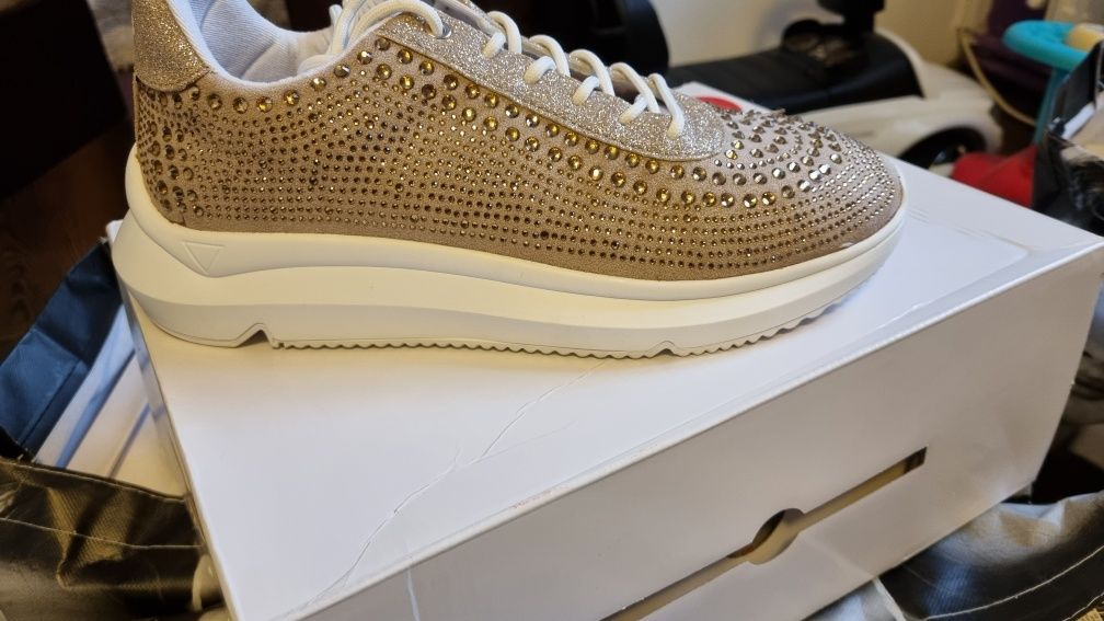 Adidași pantofi sport GUESS