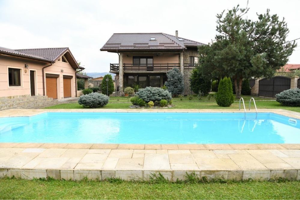 Vila spațioasă cu piscină, foișor și anexe – 1300 mp teren
