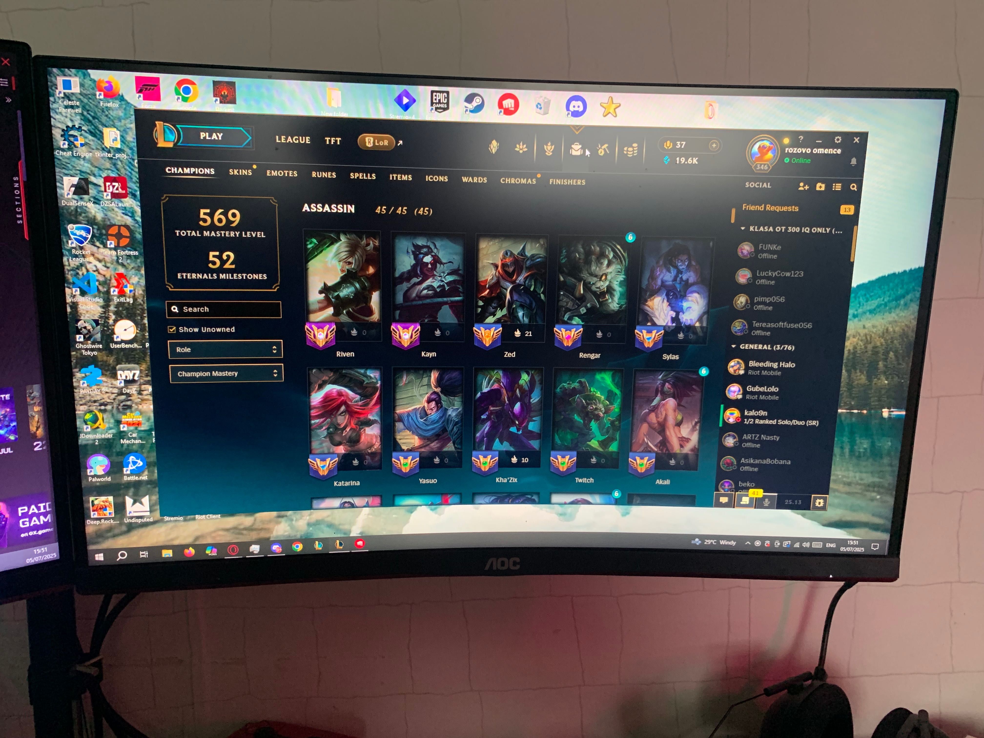 Цялостен настолен setup с компютър, периферия, монитори