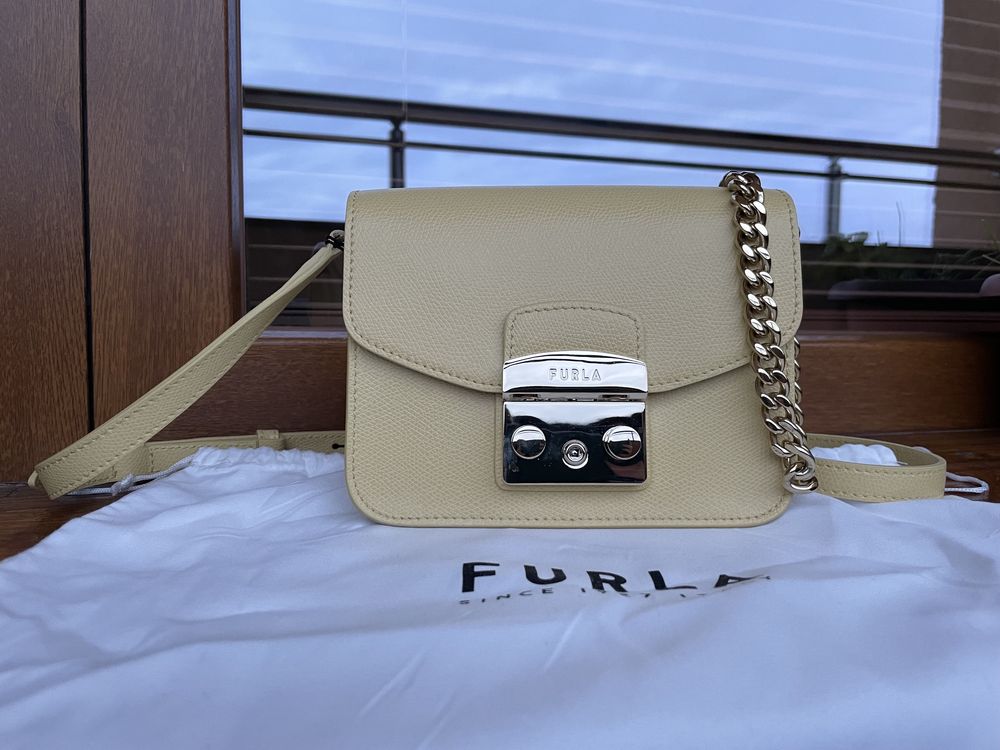 Жълта чанта Furla Metropolis