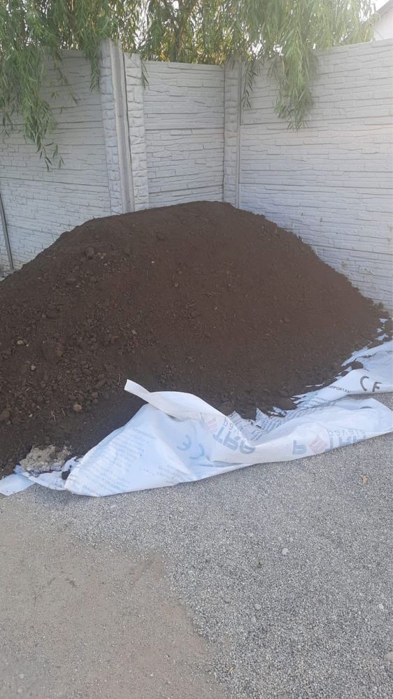 Vand pamant negru maruntit special pentru spatii verzi ,plante,flori