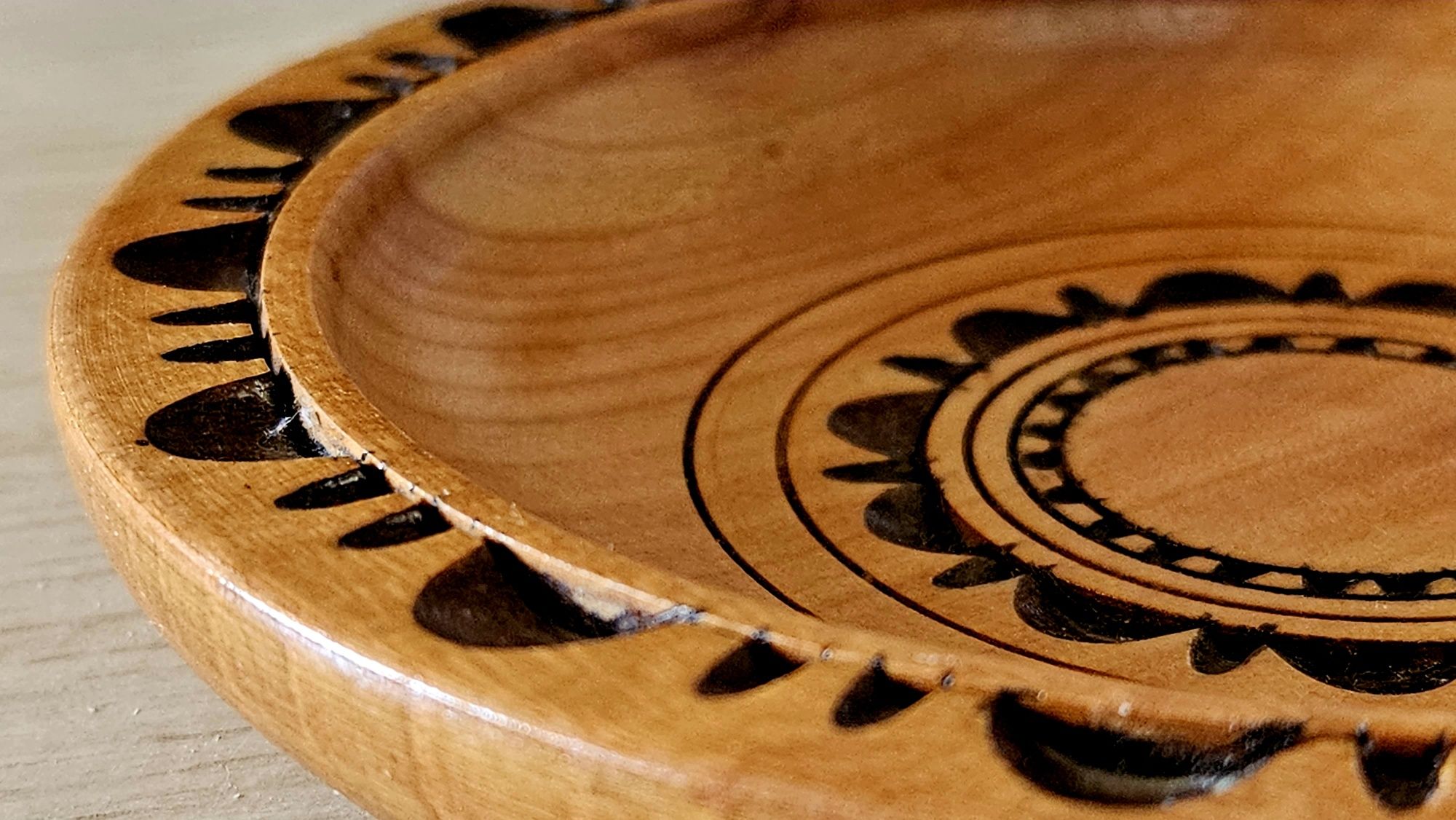 Дървена чинийка с дърворезба