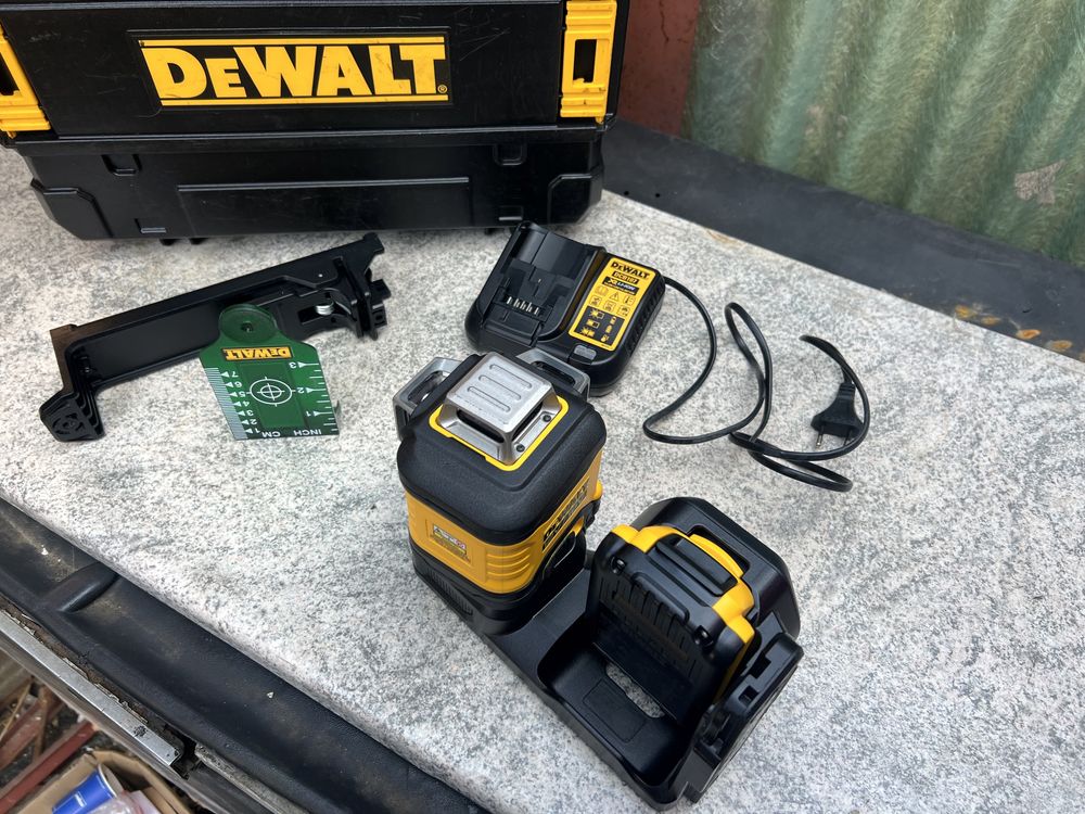 Vând nivela laser Dewalt DCE089G18 model 2021/2022