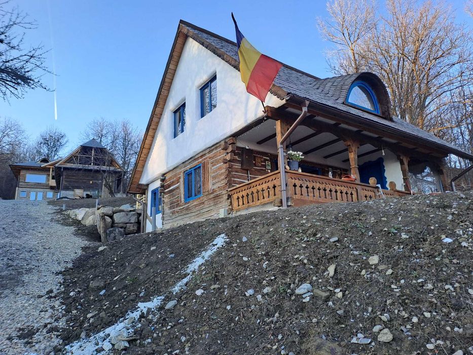Vând complex tradițional:casă maramureșeană,casă hobbit,case Bucovina