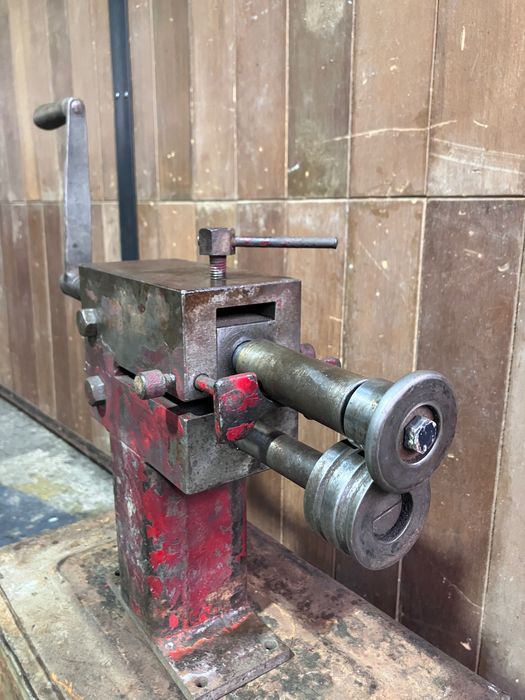 Masina de roluit, ondulat tabla