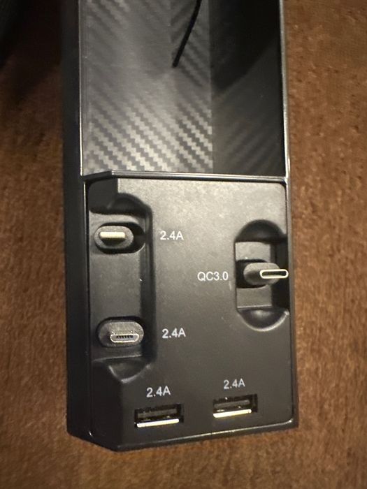 Încărcător pentru mașina de pus între scaun și cotieră