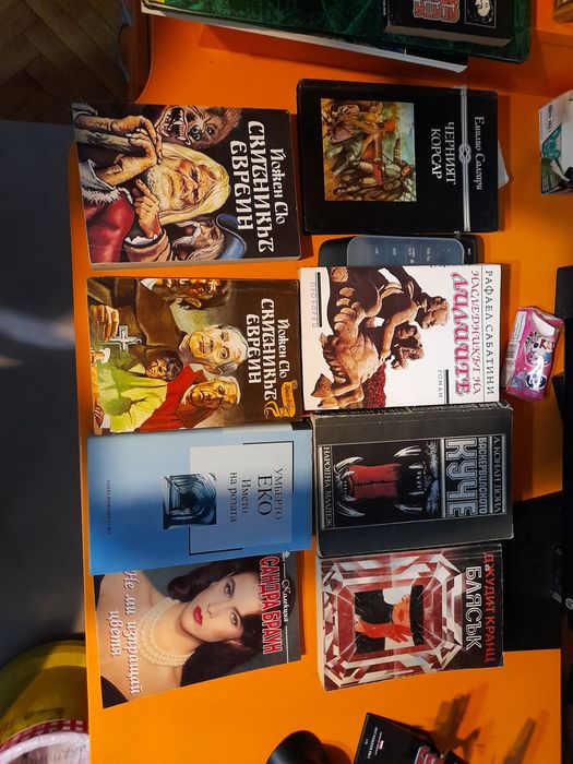 Видеокасети и книги