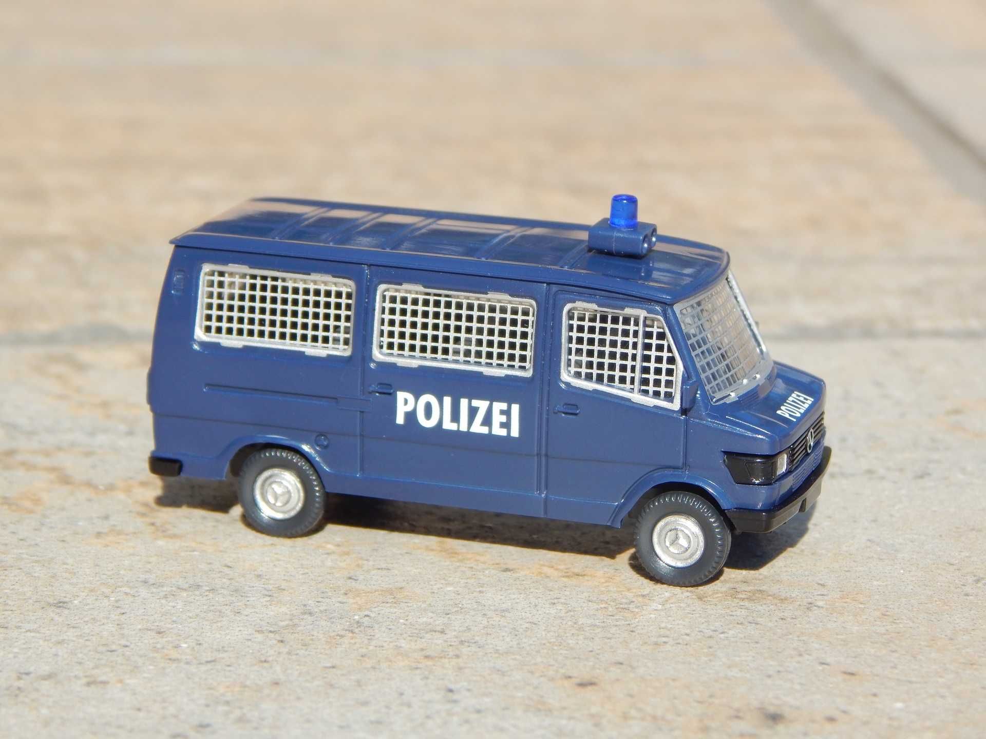 Macheta duba politie jandarmerie Mercedes 280-282 Wiking 1:87 la cutie