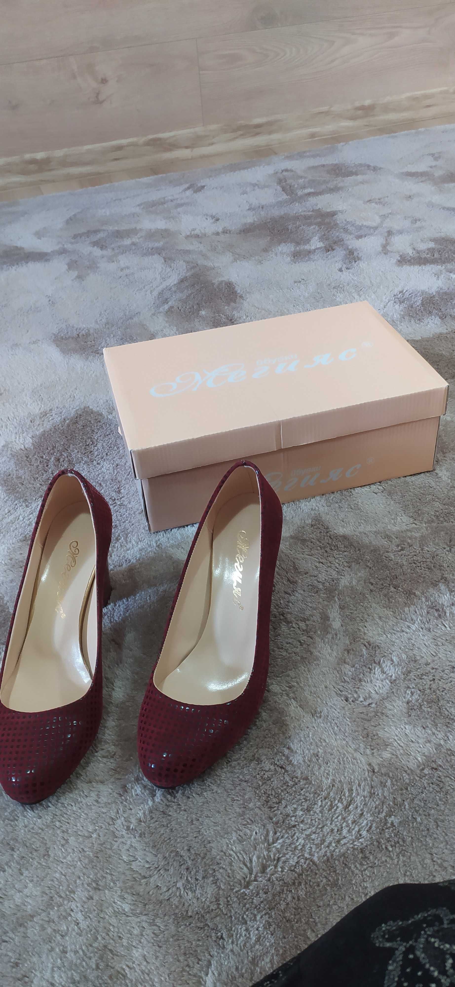 Нови дамски обувки цвят бордо