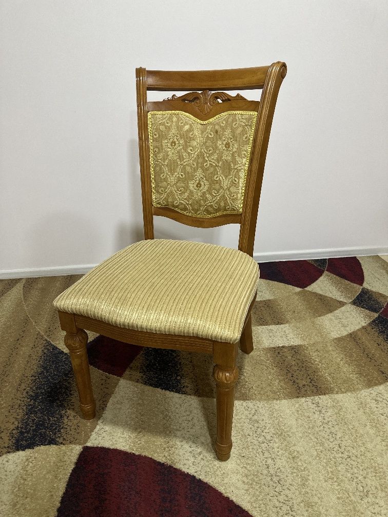 Продаётся комплект стол и стулья