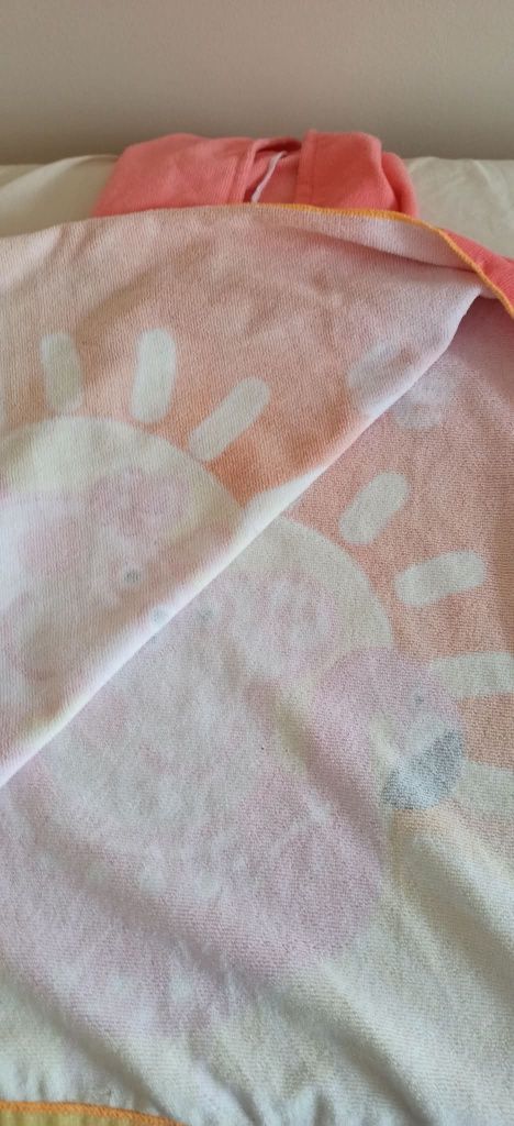 Jucarii, carti si prosop plaja familia purcelusului Peppa