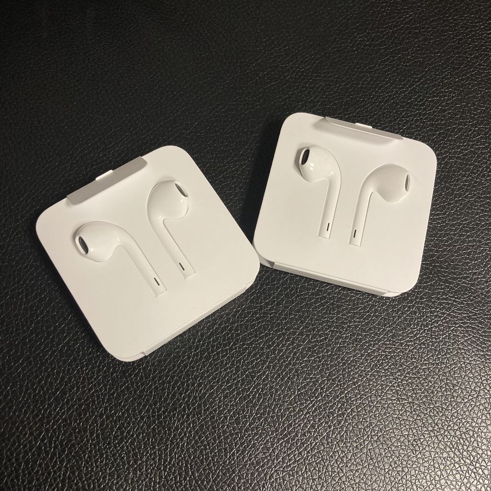 Apple Earpods with Lightning Connector - оригинални слушалки с управле