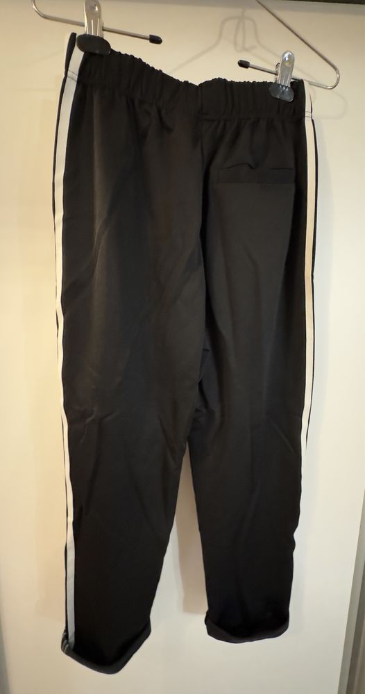 Vand pantaloni adidas, marimea 36, pret  80 lei