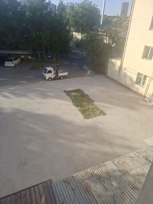 Yunusabod batanika bogʻi oldida eski obshejitiya sotiladi