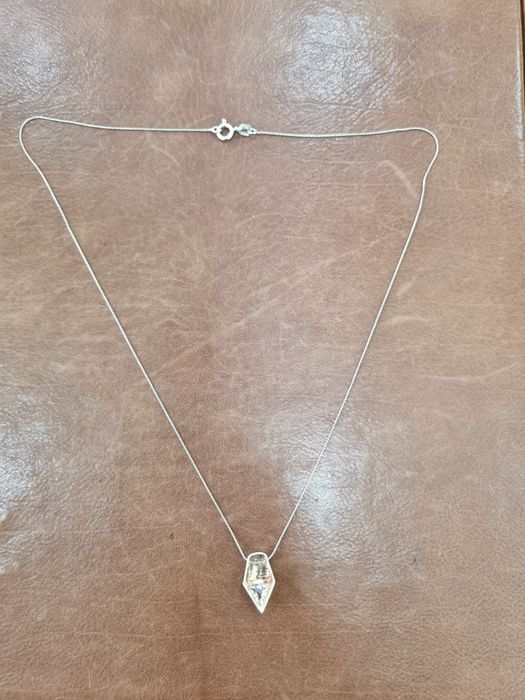 Продавам чисто нови сребърни колиета