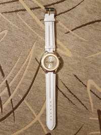 Дамски часовник в бяло