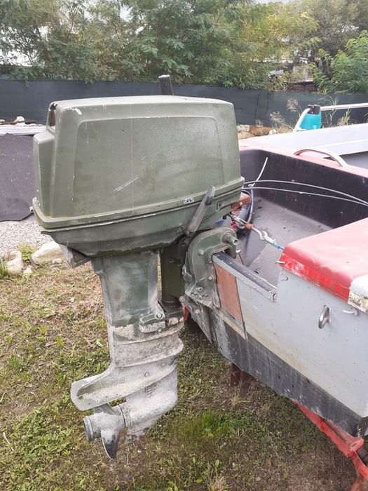 Barcă de pescuit cu motor de 40 cp 2 timpi.