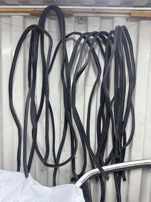 Резинки на дверные проемы тойота ярисы седан хэтчбек 2007 по 2012 года