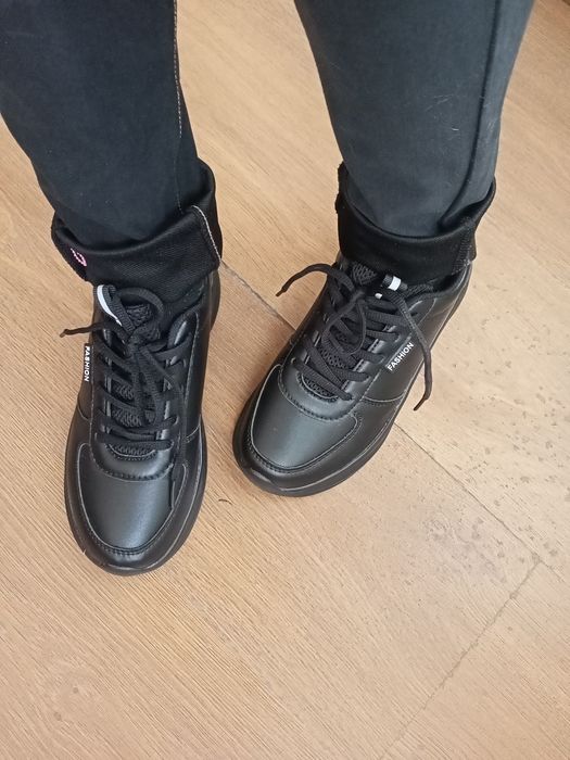 Нови дамски черни маратонки