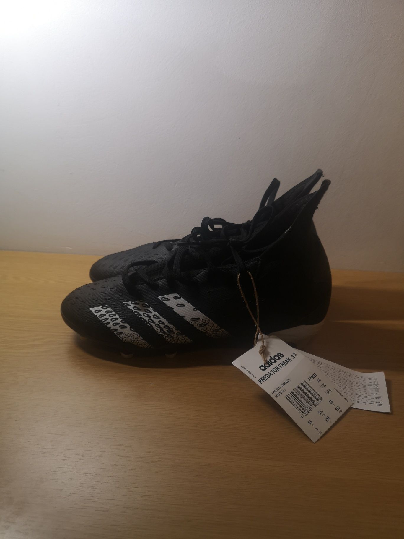 Ghete fotbal adidas predator freek. 3F   mărimea 35