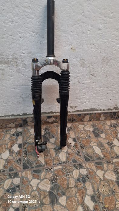 Вилка за 26" гума, със спирачен апарат.