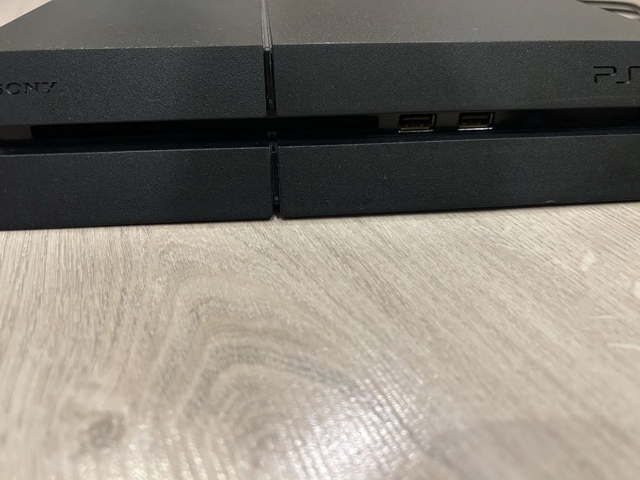 Продавам PlayStation 4