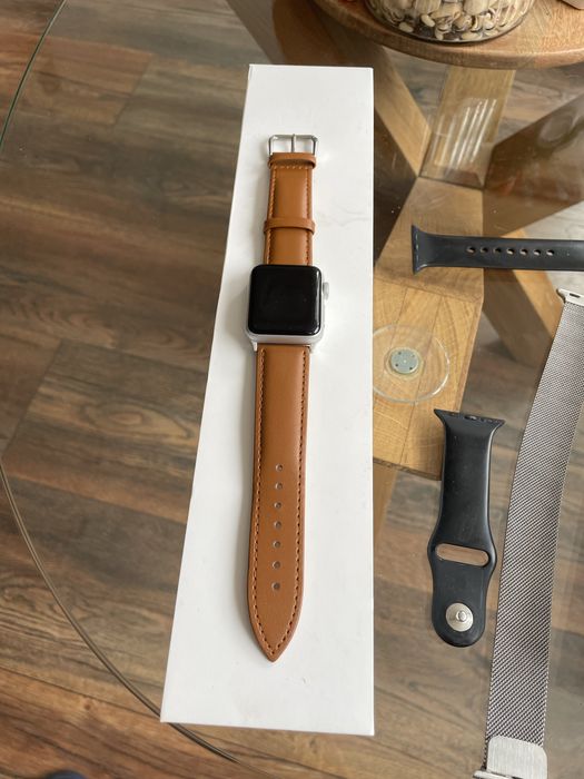 Apple Watch Series 3 (38 мм) + оригинален комплект и много каишки