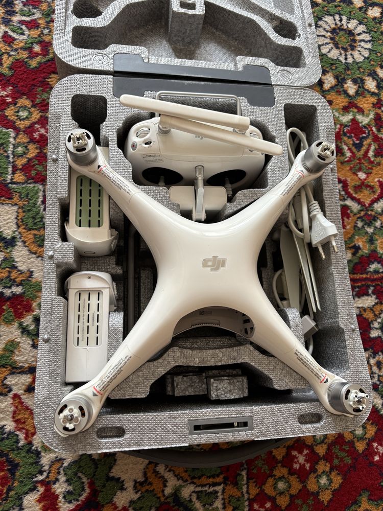 Дрон DJI Phantom 4