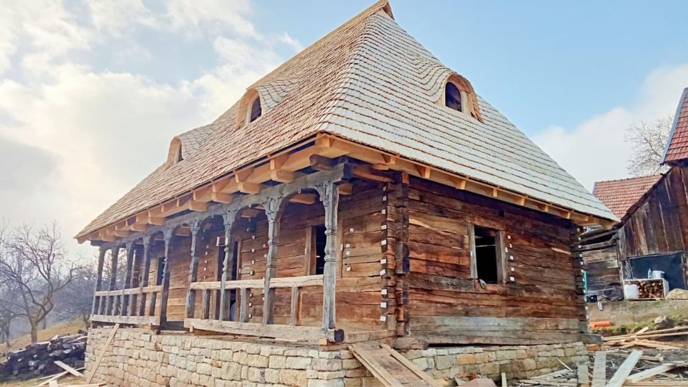 Renovare-recondiționare, relocare case lemn vechi