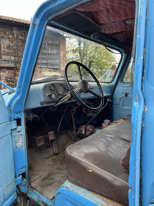 Газ 53 бордови.