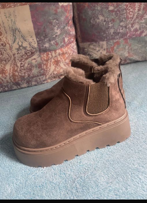 Ghete marimea 37 noi.