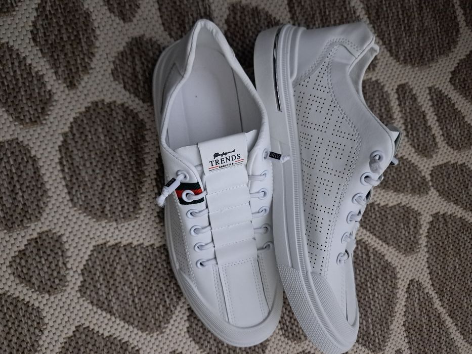 Adidasi piele ecologica