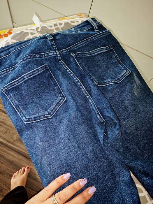 Blugi elastici cu strasuri