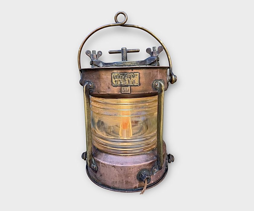 Lampa iluminat si avertizare maritima design inedit