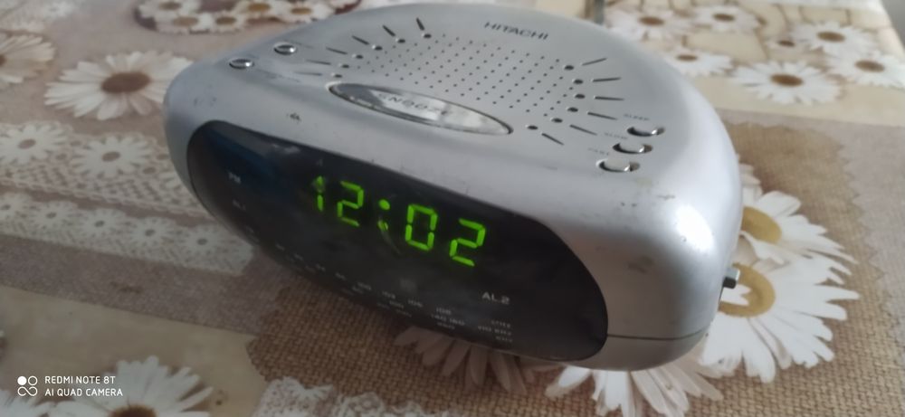 Radio Hitachi cu ceas, alarmă 220 V 9 V  3 lungimi undă
