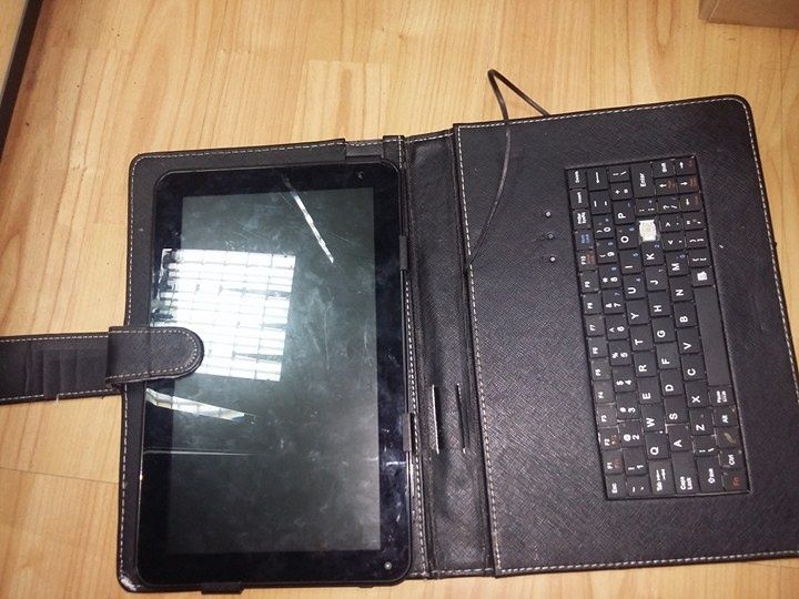 tableta cu tastatura si mapa,fara alimentator/incarcator sau cablu dat