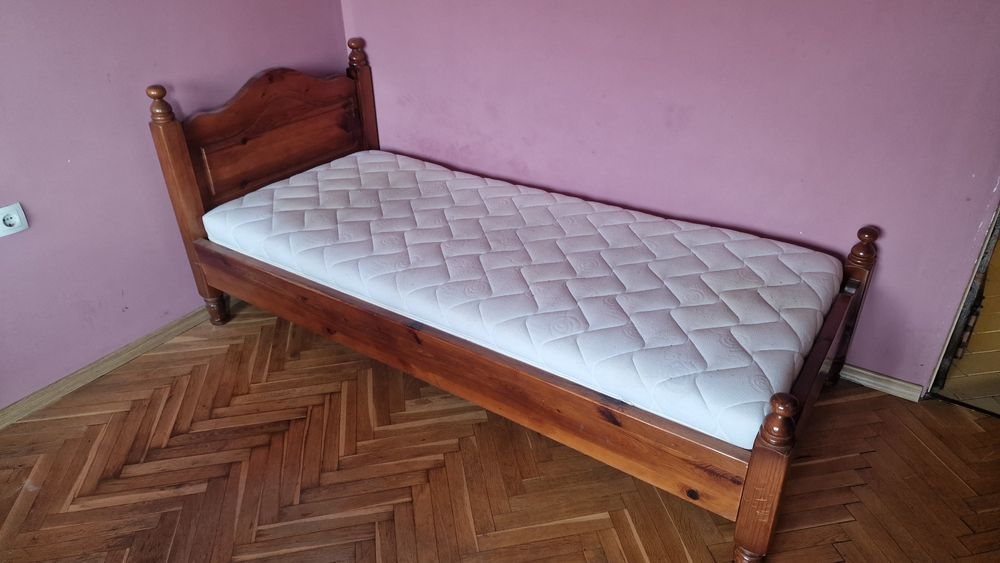 Спешно продавам легло с матрак и рамка