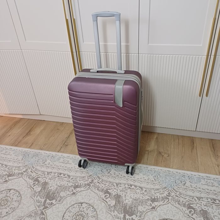 Продается чемодан в хорошем состояний