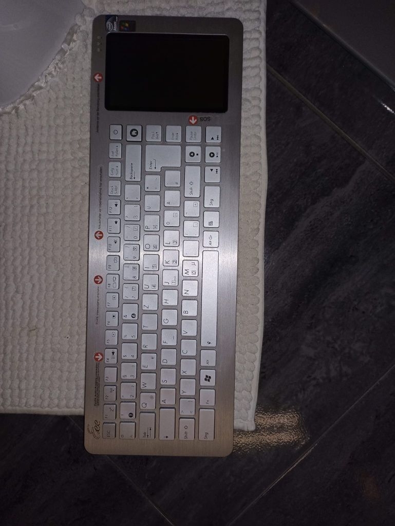 Tastatura asus cu ecran mobil