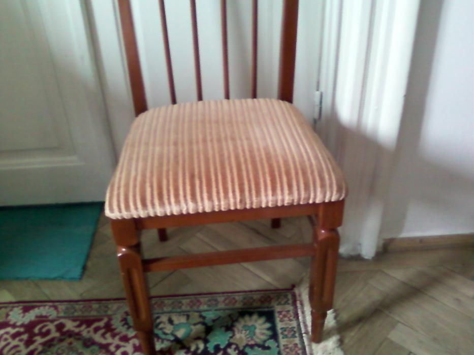 Scaun din lemn, blat tapitat cu plus.