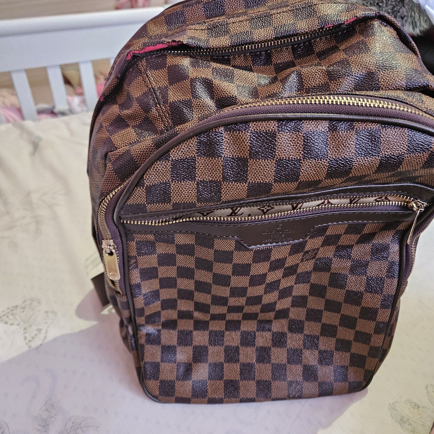 Кафява кожена раница  Louis Vuitton.
Носена, има следи от употреба, по