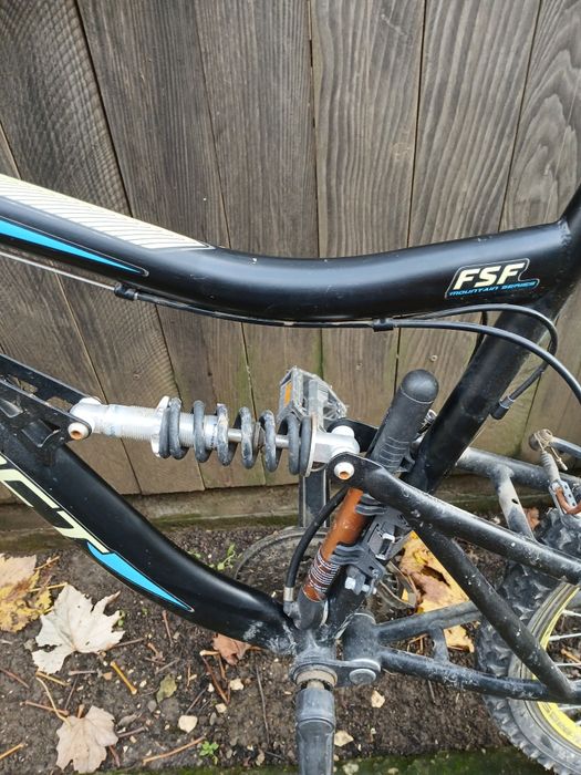 Bicicletă cu suspensii