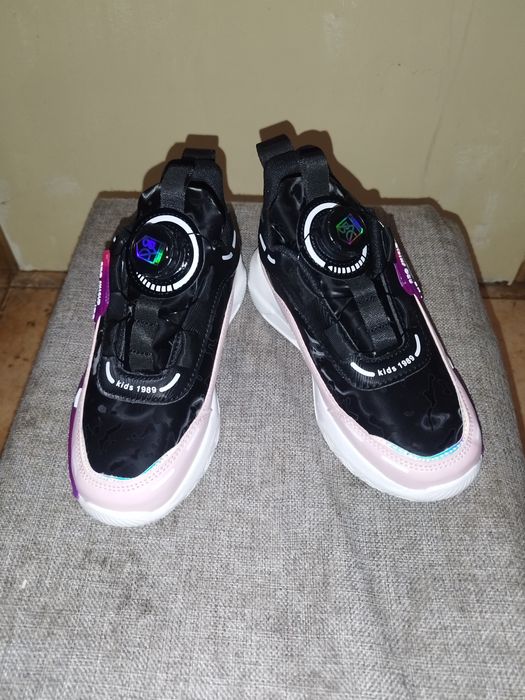 Продавам нови маратонки за момиче 34 номер