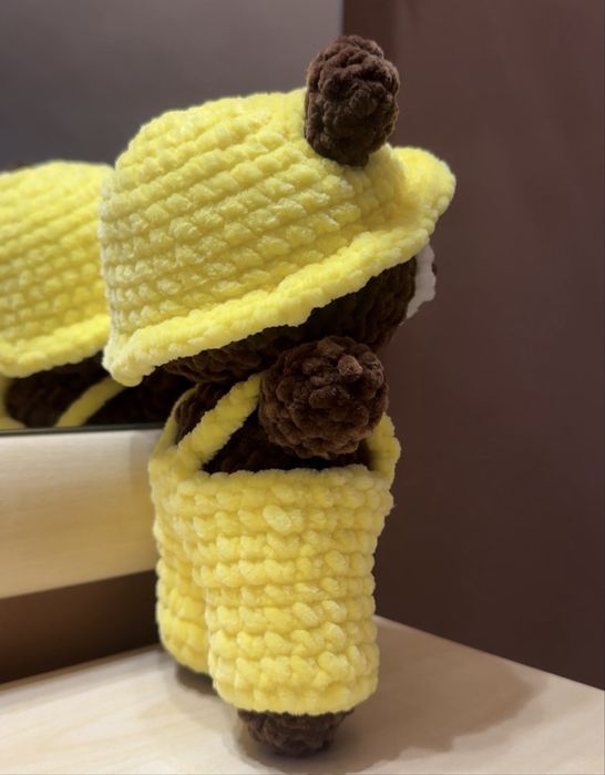 Ръчно плетено мече със слънчев гащеризон и шапка