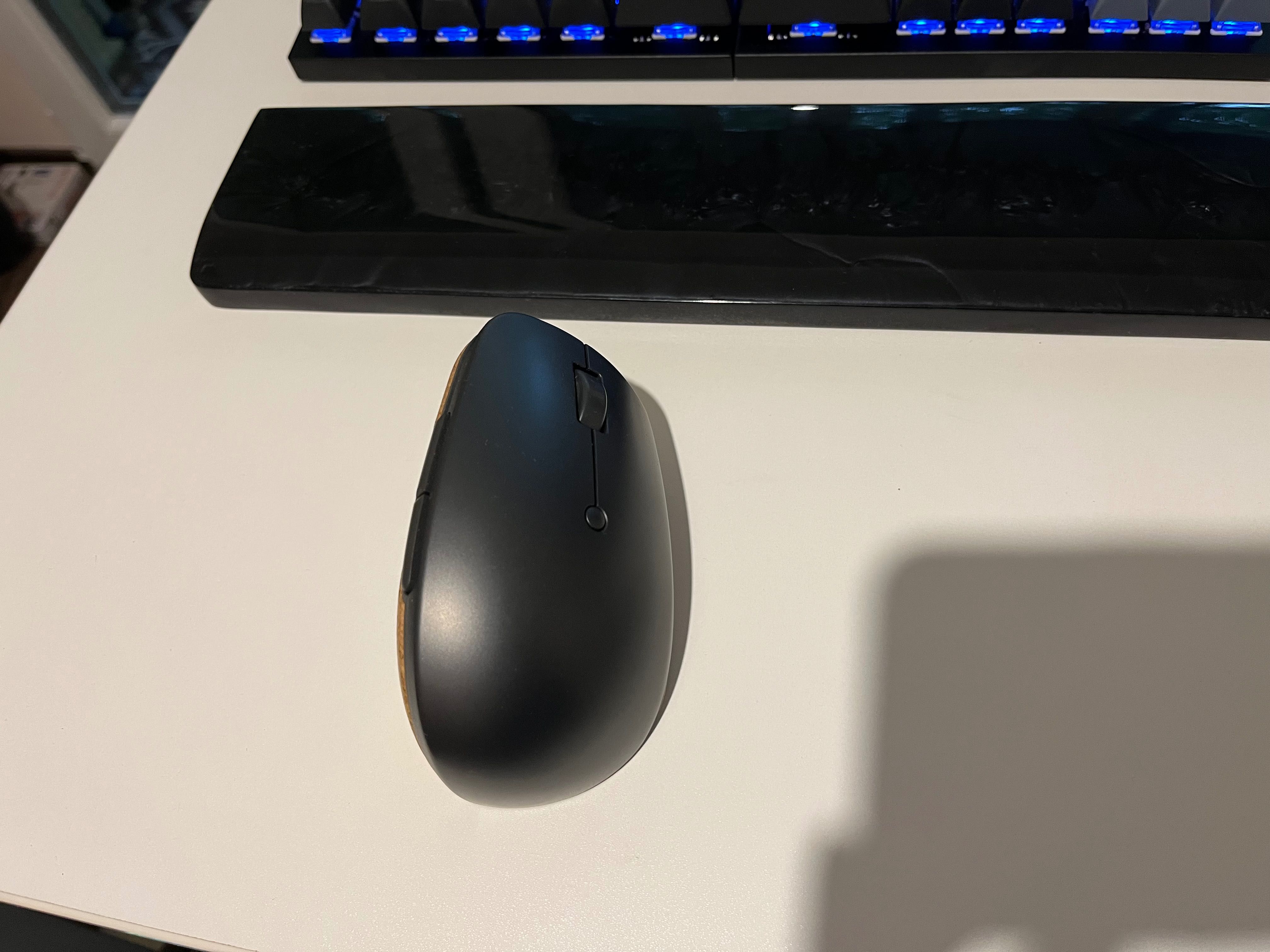 Механична клавиатура Keychron Q11 и верикална мишка Lenovo Go